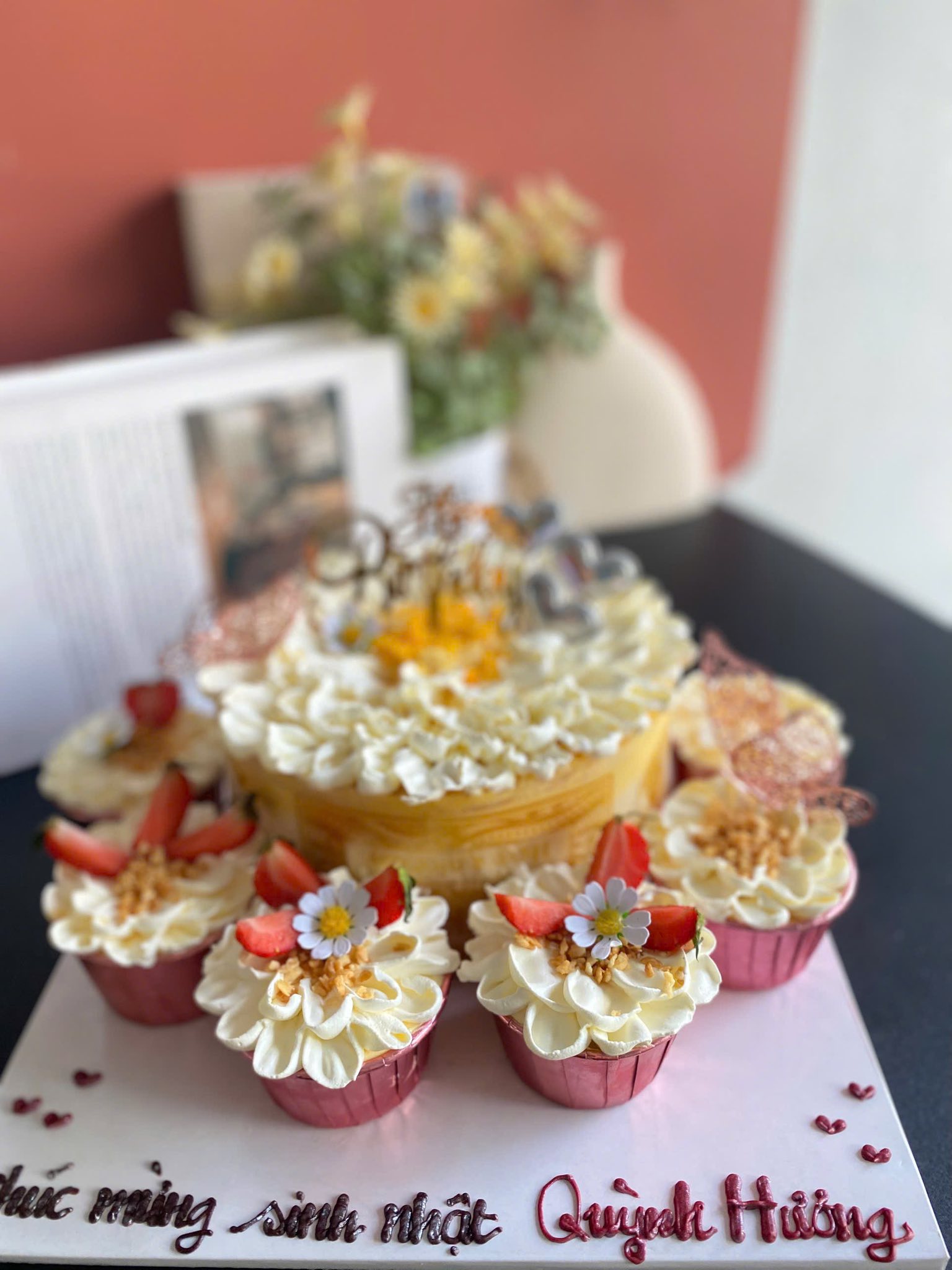 Bông lan + 6 cupcake