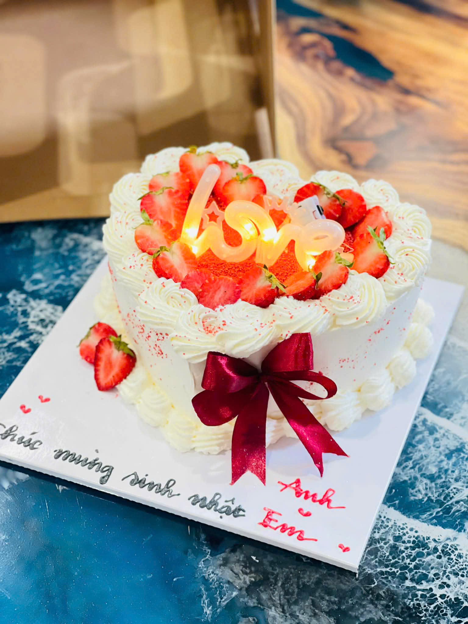 Bánh kem LOVE – đèn LED